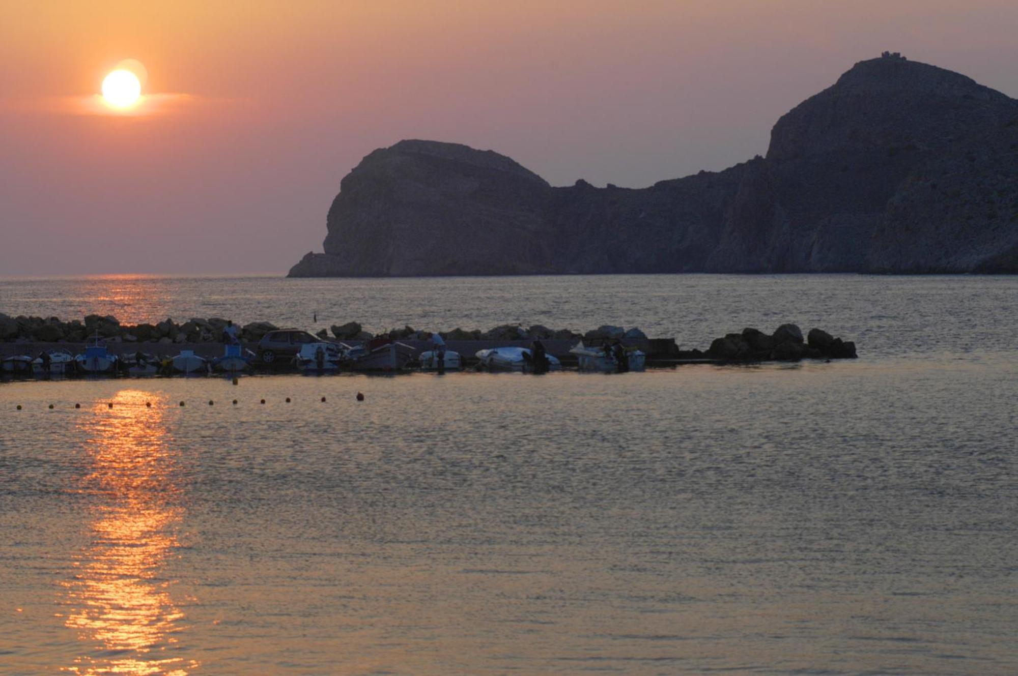 Dolphin Bay Seaside Resort & Suites Galissas Exterior foto