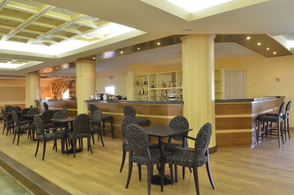 Dolphin Bay Seaside Resort & Suites Galissas Exterior foto